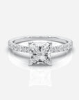 Prinsess förlovningsring 18K vitt guld – Isabella Hidden Halo & Sidostenar | Ophira & Co