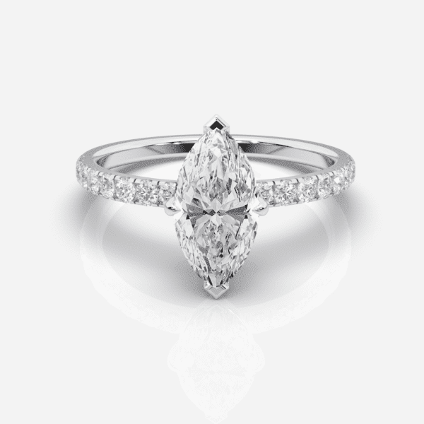 En förlovningsring med en marquiseslipad diamant och en band av mindre diamanter på en vit reflekterande yta.